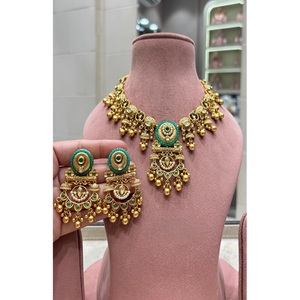 Gargantilla y Juego de Aretes Glamurosos de Moissanita Chapados en Oro, Modernos, para Fiestas de Compromiso y Bodas, para Mujer - Product Image 1