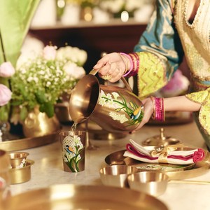 Jarra Kansa hecha a mano con bronce de alta calidad, diseñada para mejorar la pureza del agua y añadir una elegancia atemporal a su mesa. - Product Image 3