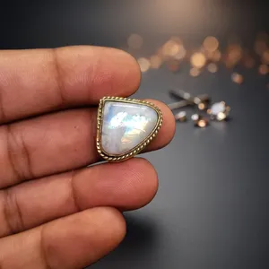 Colgante de Piedra Lunar Arcoíris Natural con Marco de Latón y Ranura, Joyería de Piedras Preciosas Hecha a Mano, Venta al por Mayor - Product Image 2
