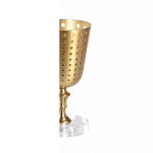 Brûleur d'encens doré élégant et perforé, avec bol en forme de calice, tige ornée et support de base circulaire en acrylique transparent pour les parfums - Product Image 5