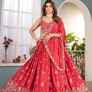 Ramdev Trading Lehenga Choli Dupatta en Georgette et Chinon Rouge, avec broderie traditionnelle de designer et travail de sequins, en matériaux recyclés - Product Image 1
