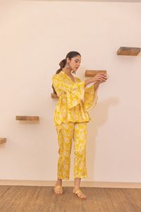 Conjunto Casual de Verano para Mujer: Blusa de Manga Larga con Estampado de Hojas Amarillas y Pantalones a Juego, Corte Holgado, Cuello en V, Cintura Imperio - Product Image 3