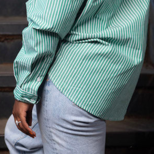 Chemise boutonnée pour femme, personnalisée, vert menthe et rayures blanches, brodée avec un motif de blason, manches longues, col classique, haut décontracté et tendance - Product Image 6