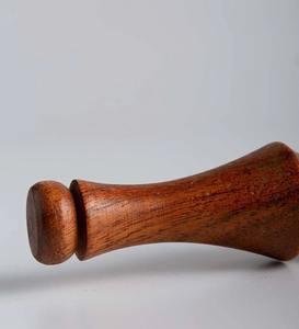 Rodillo de madera artesanal con diseño de patrones, ideal para hacer aperitivos y dar textura a la masa, hecho a mano en India. - Product Image 3