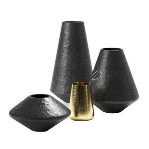 Vase à fleurs moderne 4 pièces en métal royal, centre de table de mariage enduit noir et or - Product Image 1