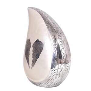 Urna de Metal en Forma de Lágrima Blanca Perla con Motivo de Alas de Ángel Plateadas para Cenizas – Recipiente Conmemorativo - Product Image 1