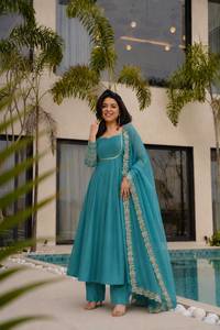 Vestido de seda con bordado de diseño y detalles de codificación, con pantalón y dupatta, completamente cosido, listo para usar. - Product Image 2
