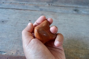 Masseur facial Gua Sha en bois rustique écologique avec artisanat en bois d'acacia massif pour la relaxation musculaire - Cadeau du Nouvel An - Product Image 3