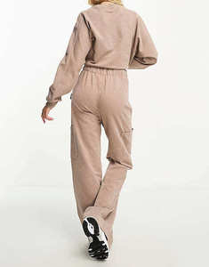 Conjunto de sudadera corta beige para mujer y pantalones cargo anchos a juego, conjunto de dos piezas de ropa informal de felpa gruesa de primera calidad - Product Image 2