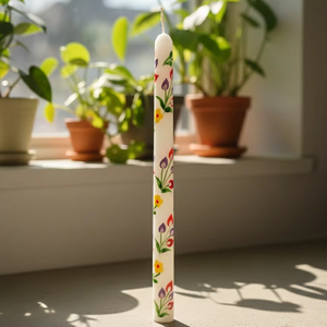 เทียนทรงเรียวสไตล์ช่างฝีมือ ตกแต่งด้วยดอกทิวลิปหลากสีและดอกไม้สีเหลืองพร้อมก้านสีเขียวที่วาดด้วยมืออย่างประณีต - Product Image 3