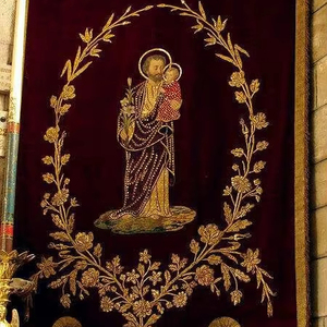 Bannière d'église en velours de qualité supérieure faite à la main - Personnalisée avec fil doré liturgique - Product Image 1