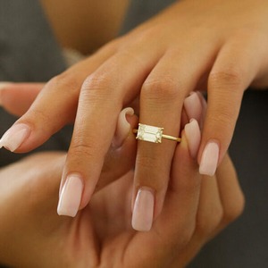 แหวนเพชรทรงเหลี่ยมมรกต 1.5 กะรัต ดีไซน์เรียบหรู ทองคำขาว 14K แบบตะวันออก-ตะวันตก แหวนหมั้นและแต่งงาน ดีไซน์มินิมอล - Product Image 2