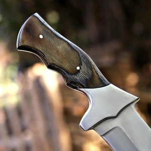 Cuchillo de caza hecho a mano de acero inoxidable con punta curva, mango de madera y funda de cuero para uso en exteriores. - Product Image 3