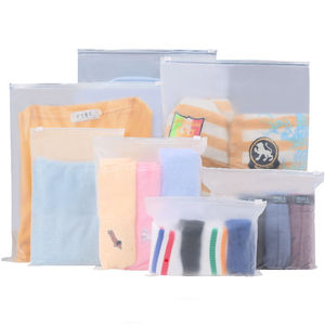 Sac en polyéthylène biodégradable OEM pour l'emballage de t-shirts, vêtements, chaussettes, sous-vêtements, plastique givré avec fermeture éclair et marquage à chaud - Product Image 5