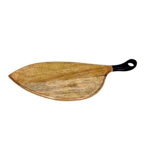 Tabla de Cortar de Madera Artisan Living Creation con Mango con Diseño Floral - Product Image 3