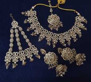 ชุดสร้อยคอเมเฮนดีแบบอินเดียดั้งเดิม พร้อมมงกุฎติกก้าและพัสซา เหมาะสำหรับงานแต่งงานและงานเฉลิมฉลองต่างๆ - Product Image 1