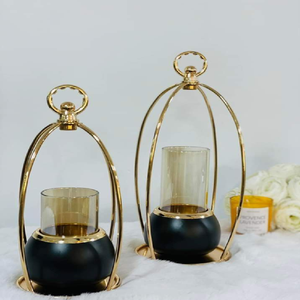 Ensemble de luxe de trois porte-bougies dorés de style cage avec inserts en verre élégants, disponibles à prix de gros. - Product Image 2