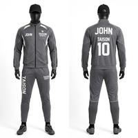 Survêtement de football en polyester premium 220 GSM, design noir et or, logo brodé, coupe ajustée