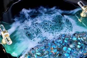 ถาดเสิร์ฟเรซิ่นรูปทรงโอเชียนจีโอด งานฝีมือเหนือกาลเวลา ประดับด้วยคริสตัล ดีไซน์ศิลปะชายหาดแบบอีพ็อกซี่ ทำด้วยมือ ขนาดสั่งทำได้ พร้อมหูจับสีทอง - Product Image 3