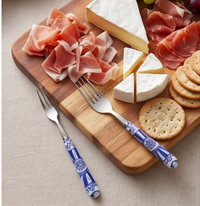 Ensemble de couverts traditionnels en céramique bleue et blanche avec manche en acier inoxydable poli miroir pour une utilisation sur la table - Product Image 3
