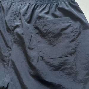 Shorts d'entraînement pour hommes à séchage rapide avec logo personnalisé pour la salle de sport, la remise en forme et la musculation. - Product Image 2