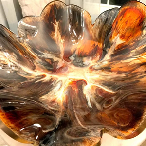 Ciotola in resina di alta gamma con motivo a spirale multicolore, realizzata per essere utilizzata come centrotavola decorativo in spazi abitativi di lusso. - Product Image 1