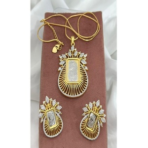 Atractivo Conjunto de Colgante de Latón de Calidad Premium con Circonitas y Baño de Oro Bicolor, Colección para Fiestas de Mujer - Product Image 1