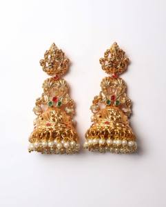 Boucles d'oreilles Jhumka plaquées or, bijoux traditionnels indiens de temple, avec déesses Lakshmi et gouttes de perles, pour tenue de mariée - Product Image 2