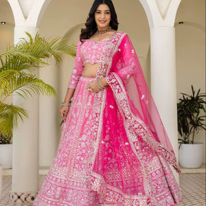 ชุดเลเฮนกาโชลีสำหรับผู้หญิงชาวอินเดีย ประดับเลื่อม ปักลายด้วยผ้าไหมธรรมชาติ วัสดุรีไซเคิล สไตล์ดั้งเดิม สำหรับงานแต่งงานและงานปาร์ตี้ - Product Image 1