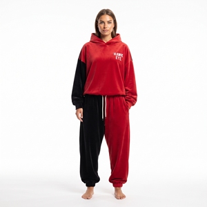 Conjunto Deportivo de Terciopelo para Mujer, en Rojo y Negro, Corte Holgado, Hombros Caídos, Puños Acanalados, Sudadera con Capucha de Manga Larga, Pantalones Deportivos con Cordón, Logotipo Personalizado - Product Image 3