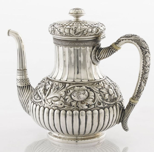Exquise surahi antique en laiton, ornée d'un magnifique travail d'incrustation turquoise sur son corps à motifs. Disponible en gros. - Product Image 4