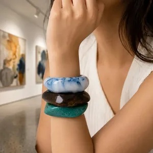 กำไลข้อมือเรซิ่นอีพ็อกซี่แบบกว้างเงางาม สามสี ชุดเครื่องประดับสำหรับผู้หญิง ทันสมัย ยั่งยืน กันน้ำ เหมาะสำหรับกลับไปโรงเรียน รับปริญญา อุตรัย - Product Image 3