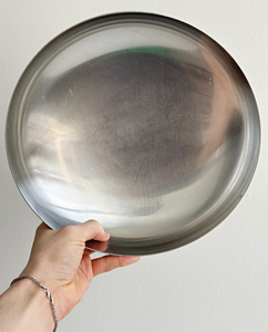 Corbeille à fruits minimaliste en métal argenté brossé, centre de table moderne, plat de présentation rond peu profond, décoration d'appoint métallique - Product Image 6