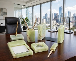 Ensemble de bureau en onyx vert poli avec porte-stylo, plateau et presse-papiers - Product Image 2