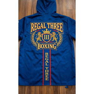 Bata de Boxeo Regal Three Azul con Logotipo Bordado en Dorado, Ropa de Artes Marciales para Hombre, Bata de Boxeador - Product Image 3