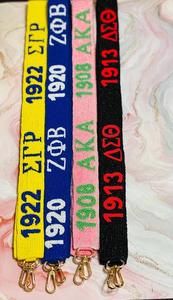 Sangle de sac à main artisanale personnalisée en perles brodées, avec texte de slogan d'équipe, couleurs assorties, style guitare, pour la vente en gros - Product Image 1