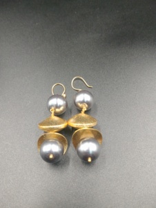 Boucles d'oreilles pendantes vintage en laiton plaqué or Amaira Jewels, imitation perle en forme de boule, serti clos, bijoux de fête pour femmes, pour les Hindous - Product Image 1