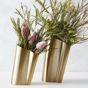Refined Metal Flower Showcase Vase Handmade Decorative Home Dining Floral Display Premium Elegant Collection Stylish Interior Be - Product Image 5