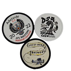 Écussons tissés personnalisés avec logo pour vestes et vêtements, motifs alphabet/fleurs, écologiques, à coudre, fabriqués au Pakistan, MOQ 50 pièces - Product Image 1