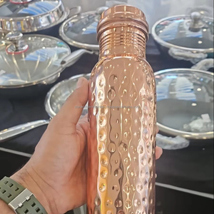 100% bouteilles d'eau en cuivre pur fabriquées à la main accessoire de paille écologique artisans indiens qualifiés poignée confortable en métal - Product Image 1