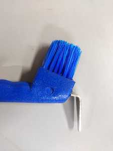 Pince à sabots bleue avec brosse, manche ergonomique, outil de toilettage équestre pour l'entretien quotidien des chevaux - Product Image 3