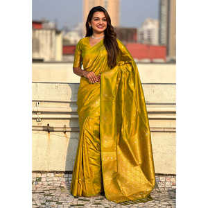 Sari de Noche de Seda Suave Verde Mehendi con Bordado de Zari Doble y Borde de Pavo Real - Product Image 2