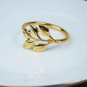 Anillos de servilleta con un hermoso diseño de hojas modernistas que añaden un toque profesional, con la calidad de un restaurante, a la comida casera, fabricados por KHOOSI OVERSEAS. - Product Image 1