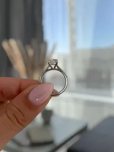 Anillo de Compromiso Clásico Tishya Diamond de 3.1 Quilates, Corte Cojín Alargado, Diamante Cultivado en Laboratorio, Color E, Corte Catedral, Oro Blanco de 14K, Certificado IGI - Product Image 5