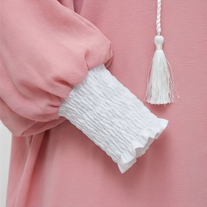 ขายส่งชุดบิชต์อาบายะห์หรูหราแบบเรียบง่ายสำหรับผู้หญิง ขนาดสั่งทำได้ สีพื้น ดีไซน์เรียบง่ายทันสมัย สไตล์ดั้งเดิม ผ้าชีฟอง คอวี - Product Image 5