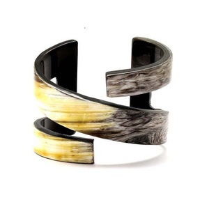 Bracelet de mariage artisanal moderne en corne de buffle naturelle polie, découpé au laser, écologique, toucher réel - Product Image 4