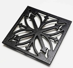 Vente en gros de dessous-de-plat carrés en fonte noire robuste, motif floral en treillis, protection contre la chaleur, fournitures de cuisine et de salle à manger en vrac - Product Image 1
