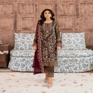 Robes panjabi pakistanaises brodées en mousseline de soie pour femmes sur des costumes trois pièces en mousseline de soie Designers pakistanais par Ramsha Vol V-26 - Product Image 4