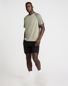 เสื้อยืดผู้ชายผ้าฝ้าย 100% หนา 230gsm แบบเรียบ รับสกรีนโลโก้ ทรงหลวม คอกลม กันยับ ระบายอากาศดี ผลิตโดยโรงงาน OEM ขายส่ง - Product Image 2