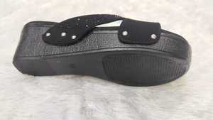 Sandales compensées noires scintillantes et confortables pour femmes, avec brides croisées et strass en cristal, vente en gros - Product Image 2